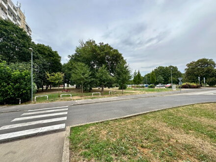 NA PRENÁJOM: Veľký 2 izbový byt s balkónom, pivnicou a parkovaním v bytovom dome Albert Trnava