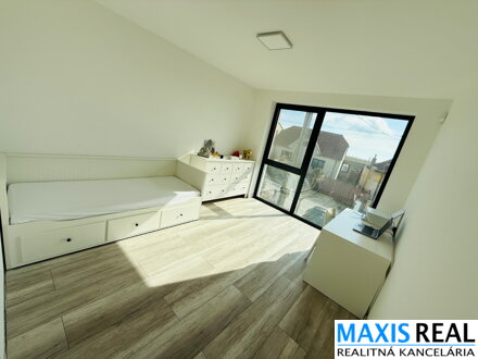 NA PREDAJ: Luxusná 4-izbová rodinná vilka s výhľadom na Malé Karpaty v obci Zvončín 