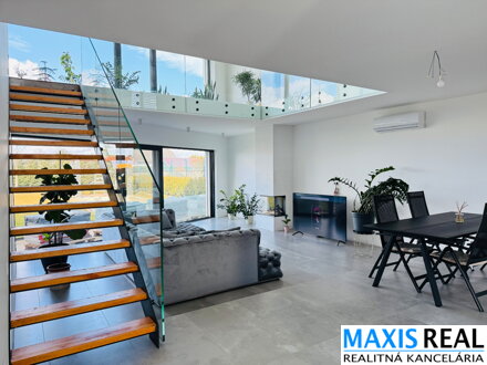 NA PREDAJ: Luxusná 4-izbová rodinná vilka s výhľadom na Malé Karpaty v obci Zvončín 