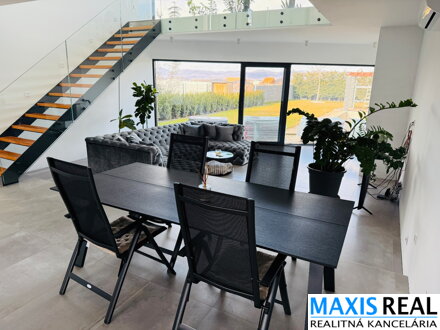 NA PREDAJ: Luxusná 4-izbová rodinná vilka s výhľadom na Malé Karpaty v obci Zvončín 