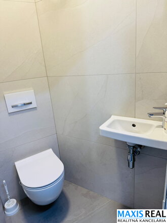 NA PREDAJ: Luxusná 4-izbová rodinná vilka s výhľadom na Malé Karpaty v obci Zvončín 