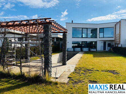 NA PREDAJ: Luxusná 4-izbová rodinná vilka s výhľadom na Malé Karpaty v obci Zvončín 