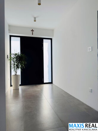 NA PREDAJ: Luxusná 4-izbová rodinná vilka s výhľadom na Malé Karpaty v obci Zvončín 