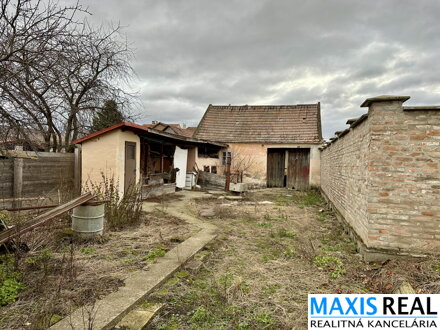 NA PREDAJ: Vidiecky dom s veľkým pozemkom 1500 m² v Hrnčiarovciach nad Parnou