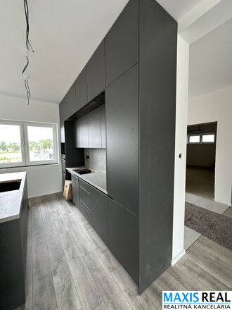 NA PREDAJ: NOVOSTAVBA 5-izbového rodinného domu s dvojgarážou v Trnave – Kamenáč