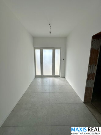 NA PREDAJ: NOVOSTAVBA 5-izbového rodinného domu s dvojgarážou v Trnave – Kamenáč