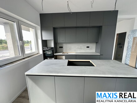 NA PREDAJ: NOVOSTAVBA 5-izbového rodinného domu s dvojgarážou v Trnave – Kamenáč