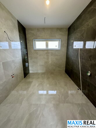 NA PREDAJ: NOVOSTAVBA 5-izbového rodinného domu s dvojgarážou v Trnave – Kamenáč