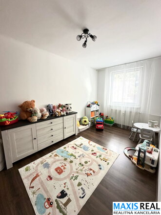 NA PREDAJ: 3-izbový byt s lodžiou a výmerou 64 m² v tichej lokalite Trnavy – G. Dusíka