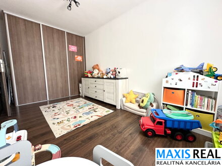 NA PREDAJ: 3-izbový byt s lodžiou a výmerou 64 m² v tichej lokalite Trnavy – G. Dusíka