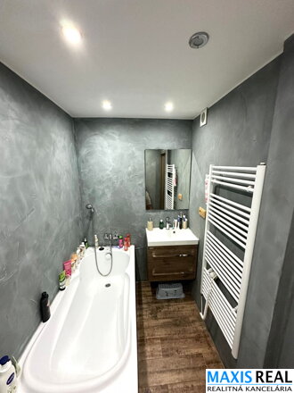 NA PREDAJ: 3-izbový byt s lodžiou a výmerou 64 m² v tichej lokalite Trnavy – G. Dusíka