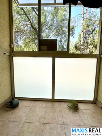 NA PREDAJ: 3-izbový byt s lodžiou a výmerou 64 m² v tichej lokalite Trnavy – G. Dusíka