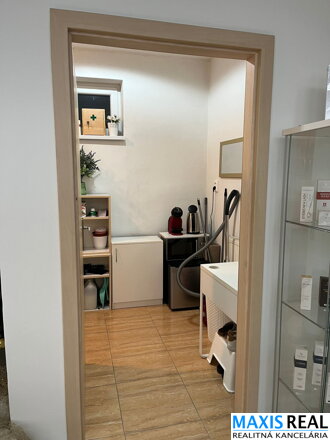 NA PRENÁJOM: Obchodný priestor s výmerou 52m2 v centre mesta Trnava 