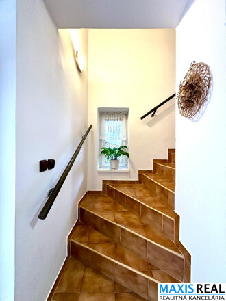 TOP NA PREDAJ: Priestranný 8-izbový rodinný dom s veľkým 10a pozemkom – Majcichov – výstavba 1999