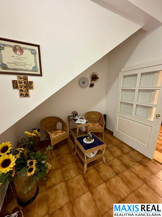 TOP NA PREDAJ: Priestranný 8-izbový rodinný dom s veľkým 10a pozemkom – Majcichov – výstavba 1999