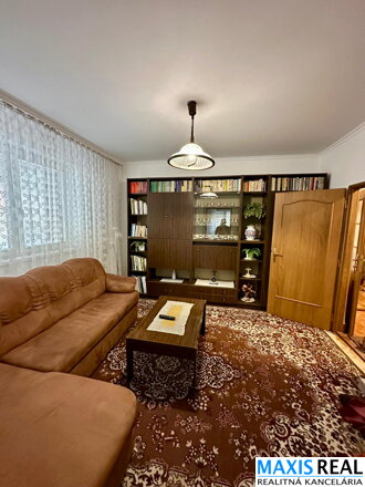 TOP NA PREDAJ: Priestranný 8-izbový rodinný dom s veľkým 10a pozemkom – Majcichov – výstavba 1999