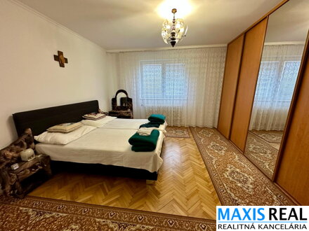 TOP NA PREDAJ: Priestranný 8-izbový rodinný dom s veľkým 10a pozemkom – Majcichov – výstavba 1999