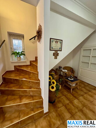 TOP NA PREDAJ: Priestranný 8-izbový rodinný dom s veľkým 10a pozemkom – Majcichov – výstavba 1999