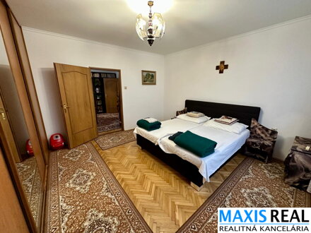 TOP NA PREDAJ: Priestranný 8-izbový rodinný dom s veľkým 10a pozemkom – Majcichov – výstavba 1999