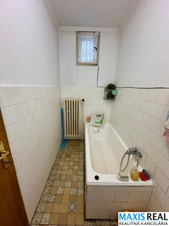 TOP NA PREDAJ: Priestranný 8-izbový rodinný dom s veľkým 10a pozemkom – Majcichov – výstavba 1999