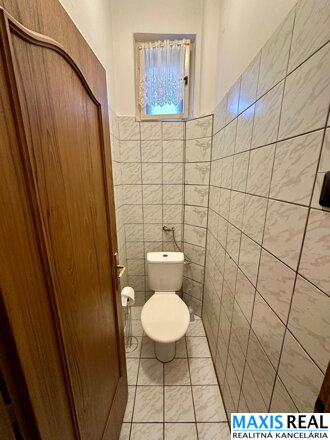 TOP NA PREDAJ: Priestranný 8-izbový rodinný dom s veľkým 10a pozemkom – Majcichov – výstavba 1999