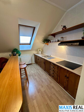 TOP NA PREDAJ: Priestranný 8-izbový rodinný dom s veľkým 10a pozemkom – Majcichov – výstavba 1999