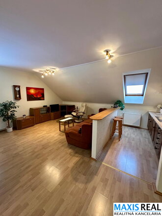 TOP NA PREDAJ: Priestranný 8-izbový rodinný dom s veľkým 10a pozemkom – Majcichov – výstavba 1999