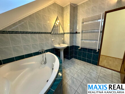 TOP NA PREDAJ: Priestranný 8-izbový rodinný dom s veľkým 10a pozemkom – Majcichov – výstavba 1999