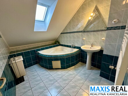 TOP NA PREDAJ: Priestranný 8-izbový rodinný dom s veľkým 10a pozemkom – Majcichov – výstavba 1999