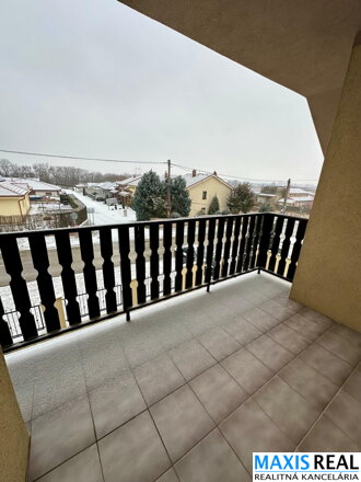 TOP NA PREDAJ: Priestranný 8-izbový rodinný dom s veľkým 10a pozemkom – Majcichov – výstavba 1999