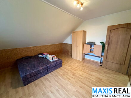 TOP NA PREDAJ: Priestranný 8-izbový rodinný dom s veľkým 10a pozemkom – Majcichov – výstavba 1999