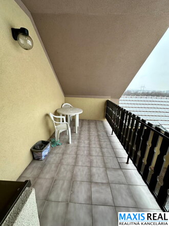 TOP NA PREDAJ: Priestranný 8-izbový rodinný dom s veľkým 10a pozemkom – Majcichov – výstavba 1999