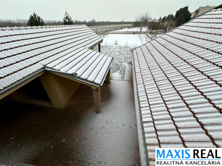 TOP NA PREDAJ: Priestranný 8-izbový rodinný dom s veľkým 10a pozemkom – Majcichov – výstavba 1999