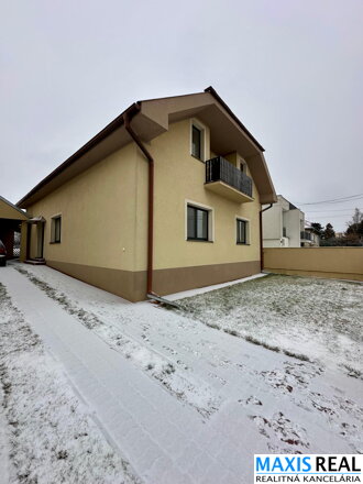 TOP NA PREDAJ: Priestranný 8-izbový rodinný dom s veľkým 10a pozemkom – Majcichov – výstavba 1999