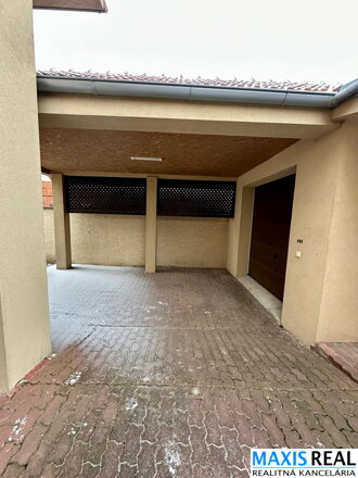 TOP NA PREDAJ: Priestranný 8-izbový rodinný dom s veľkým 10a pozemkom – Majcichov – výstavba 1999