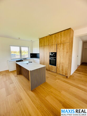 TOP NA PRENÁJOM: 4-izbová novostavba s dvojgarážou, bazénom a veľkou záhradou vo vyhľadávanej časti Trnavy – Kamenáč