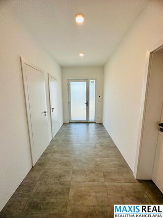 TOP NA PRENÁJOM: 4-izbová novostavba s dvojgarážou, bazénom a veľkou záhradou vo vyhľadávanej časti Trnavy – Kamenáč