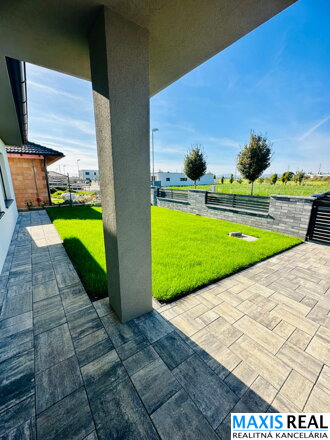 TOP NA PRENÁJOM: 4-izbová novostavba s dvojgarážou, bazénom a veľkou záhradou vo vyhľadávanej časti Trnavy – Kamenáč