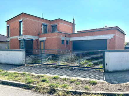 NA PREDAJ: EXKLUZÍVNA NOVOSTAVBA: 5-IZBOVÝ RODINNÝ DOM S DVOJGARÁŽOU A TERASOU V ŠPAČINCIACH – LEN 5 MINÚT OD TRNAVY
