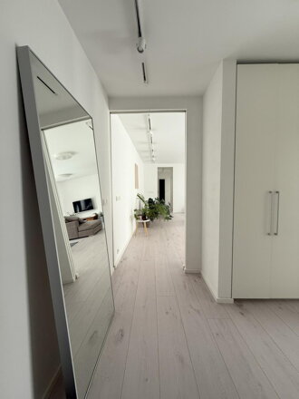 TOP NA PRENÁJOM: Moderný a kompletne zariadený 3-izbový byt s parkovaním priamo v historickom centre Trnavy
