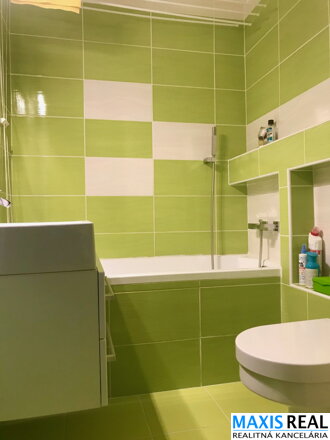 NA PRENÁJOM : Kompletne zrekonštruovaný klimatizovaný  1 izbový byt na Družbe. 