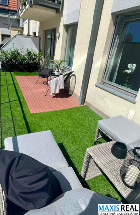 NA PRENÁJOM: Veľký  klimatizovaný 2 izbový byt s krásnou terasou priamo v centre mesta v novostavbe Malý Paríž