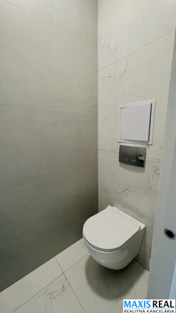 NA PRENÁJOM: Klimatizovaný  2 izbový byt s lódžiou a s parkovacím státím na Žarnovej ulici. 