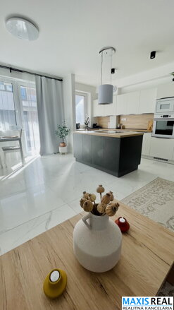 NA PRENÁJOM: Klimatizovaný  2 izbový byt s lódžiou a s parkovacím státím na Žarnovej ulici. 