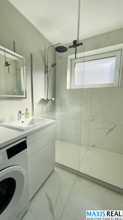 NA PRENÁJOM: Klimatizovaný  2 izbový byt s lódžiou a s parkovacím státím na Žarnovej ulici. 