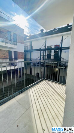 NA PRENÁJOM: Klimatizovaný  2 izbový byt s lódžiou a s parkovacím státím na Žarnovej ulici. 