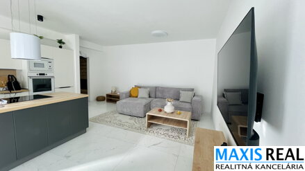 NA PRENÁJOM: Klimatizovaný  2 izbový byt s lódžiou a s parkovacím státím na Žarnovej ulici. 