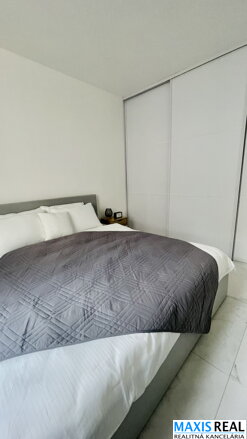 NA PRENÁJOM: Klimatizovaný  2 izbový byt s lódžiou a s parkovacím státím na Žarnovej ulici. 