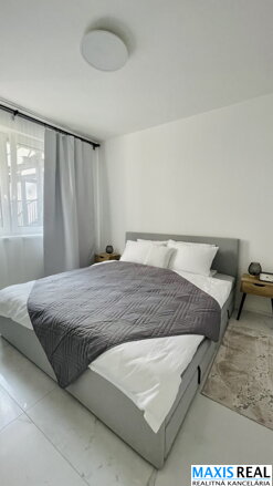 NA PRENÁJOM: Klimatizovaný  2 izbový byt s lódžiou a s parkovacím státím na Žarnovej ulici. 