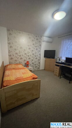 NA PRENÁJOM: Izba pre študentku v 3 izbovom byte na Prednádraží .